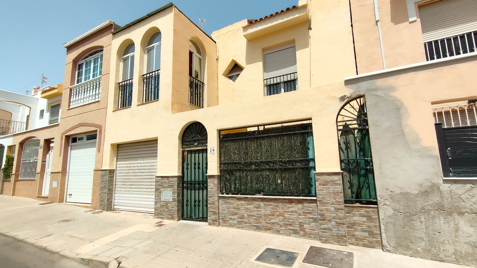 Vista exterior de Casa adosada en venda en El Ejido amb Balcó