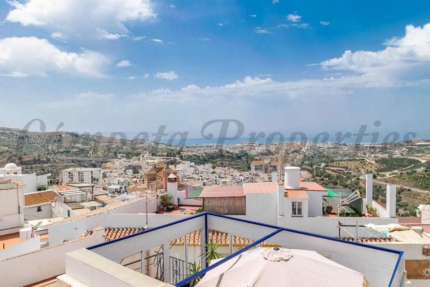 Vista exterior de Casa o xalet en venda en Torrox amb Terrassa i Balcó