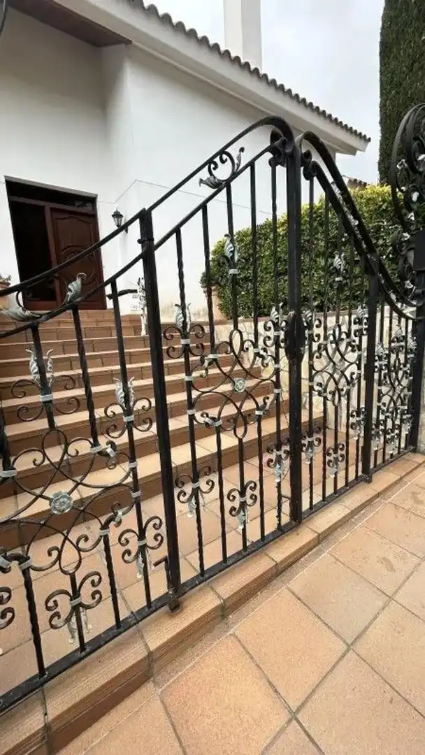 Casa con piscina en venta en LLUIS BONET I GARI 1, imagen 3