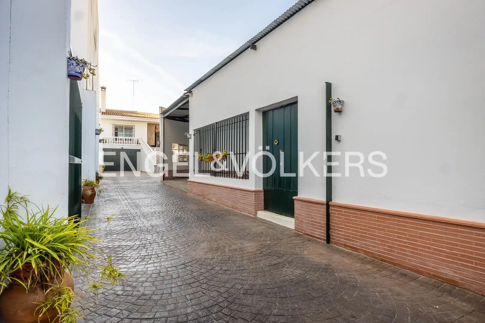 Vista exterior de Casa o xalet en venda en Albaida del Aljarafe amb Aire condicionat, Calefacció i Jardí privat