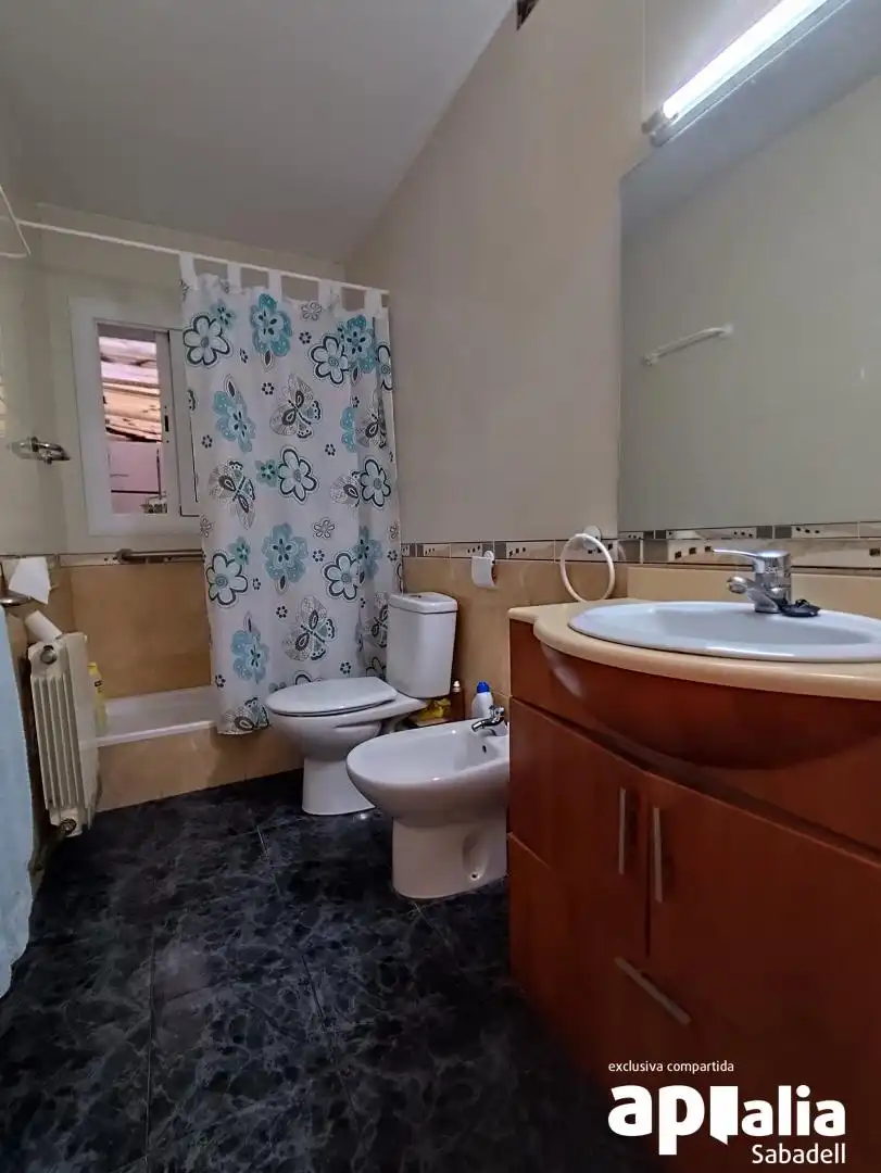Baño de Piso en venta en Sabadell con Calefacción y Horno
