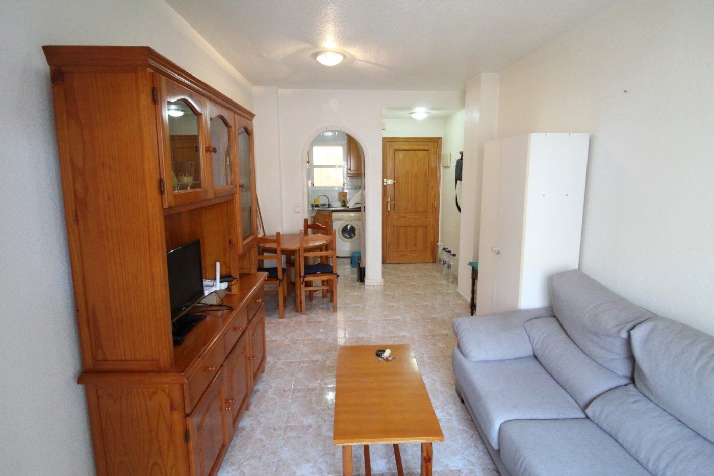 Sala d'estar de Apartament de lloguer en Torrevieja amb Moblat i Piscina comunitària