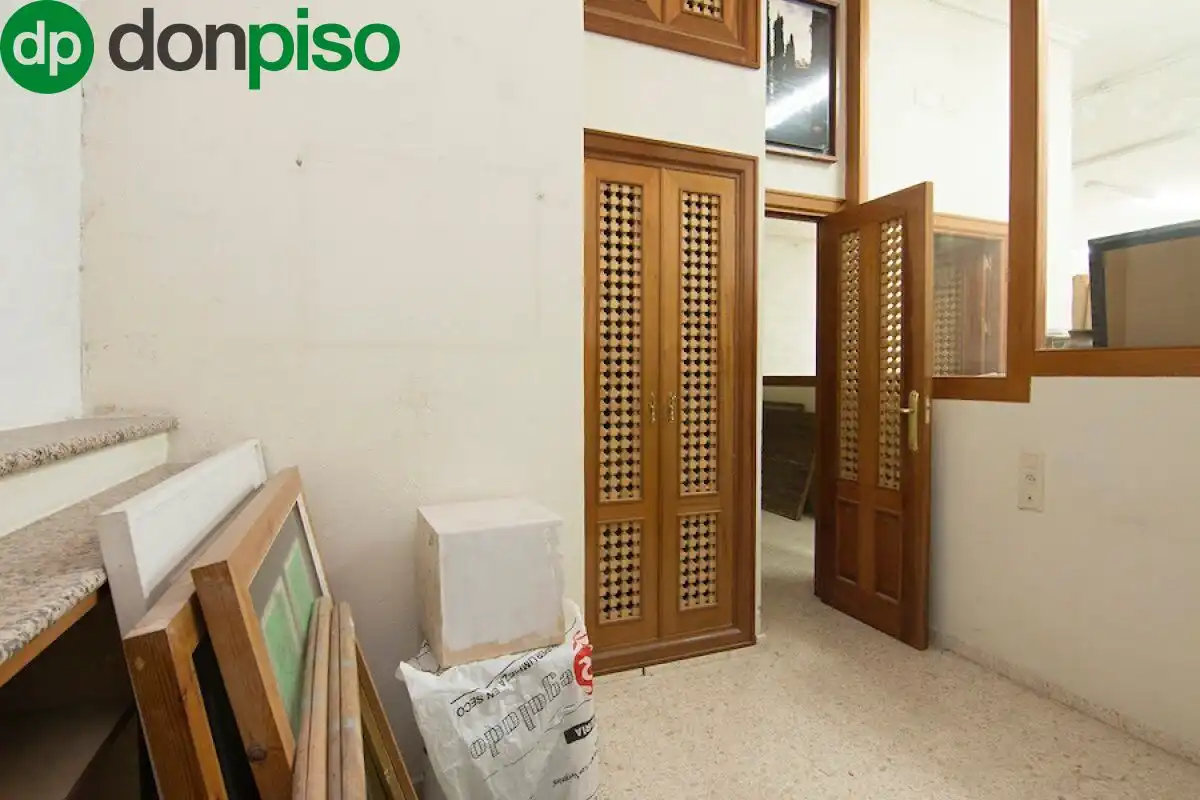 Local en venta en Granada con Amueblado
