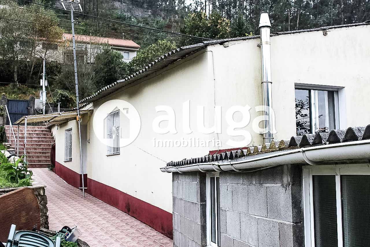 Vista exterior de Finca rústica en venda en Bueu amb Calefacció, Jardí privat i Moblat