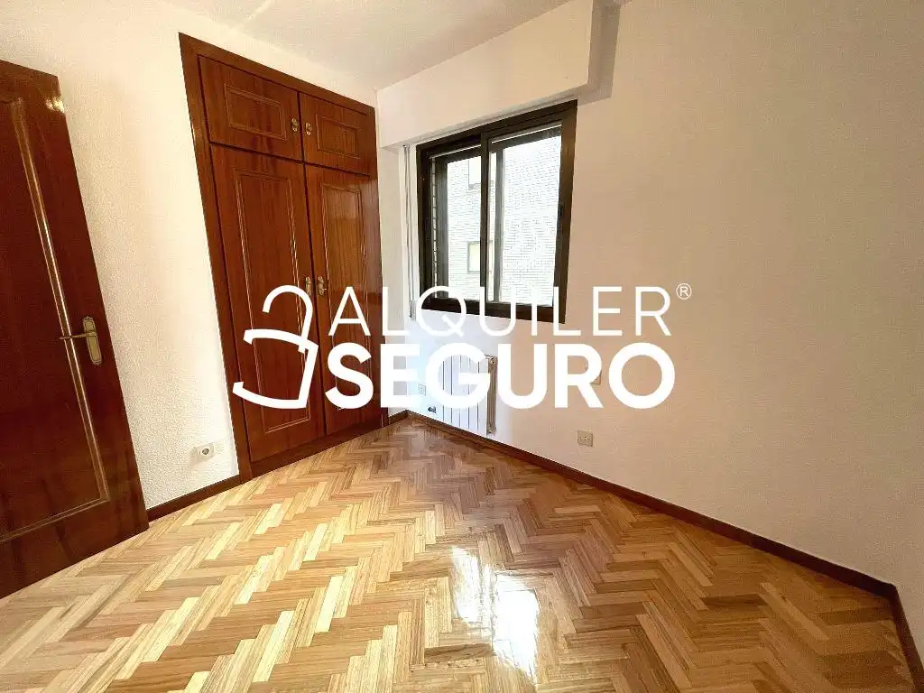 Dormitori de Pis de lloguer en Madrid amb Aire condicionat, Calefacció i Traster