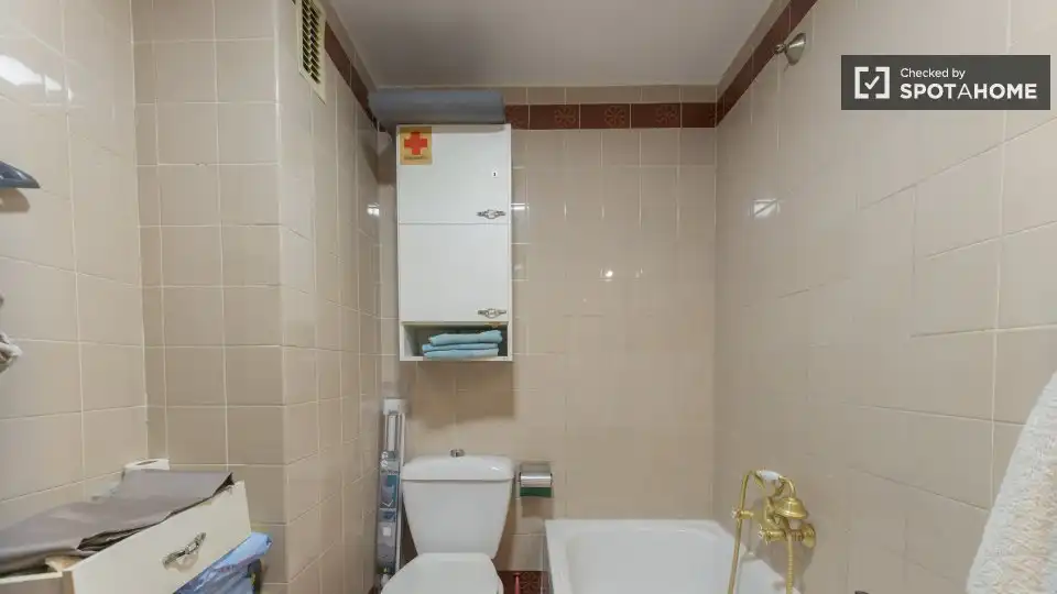Badezimmer von Wohnung zur Miete in Valencia mit Klimaanlage, Heizung und Möbliert