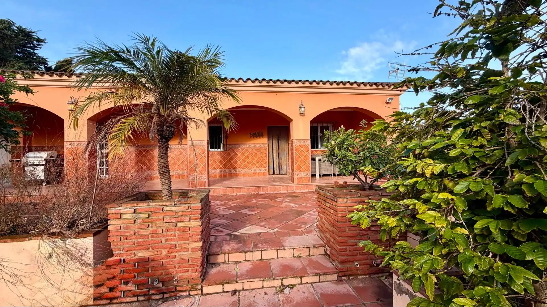 Vista exterior de Casa o xalet en venda en La Línea de la Concepción amb Jardí privat i Piscina