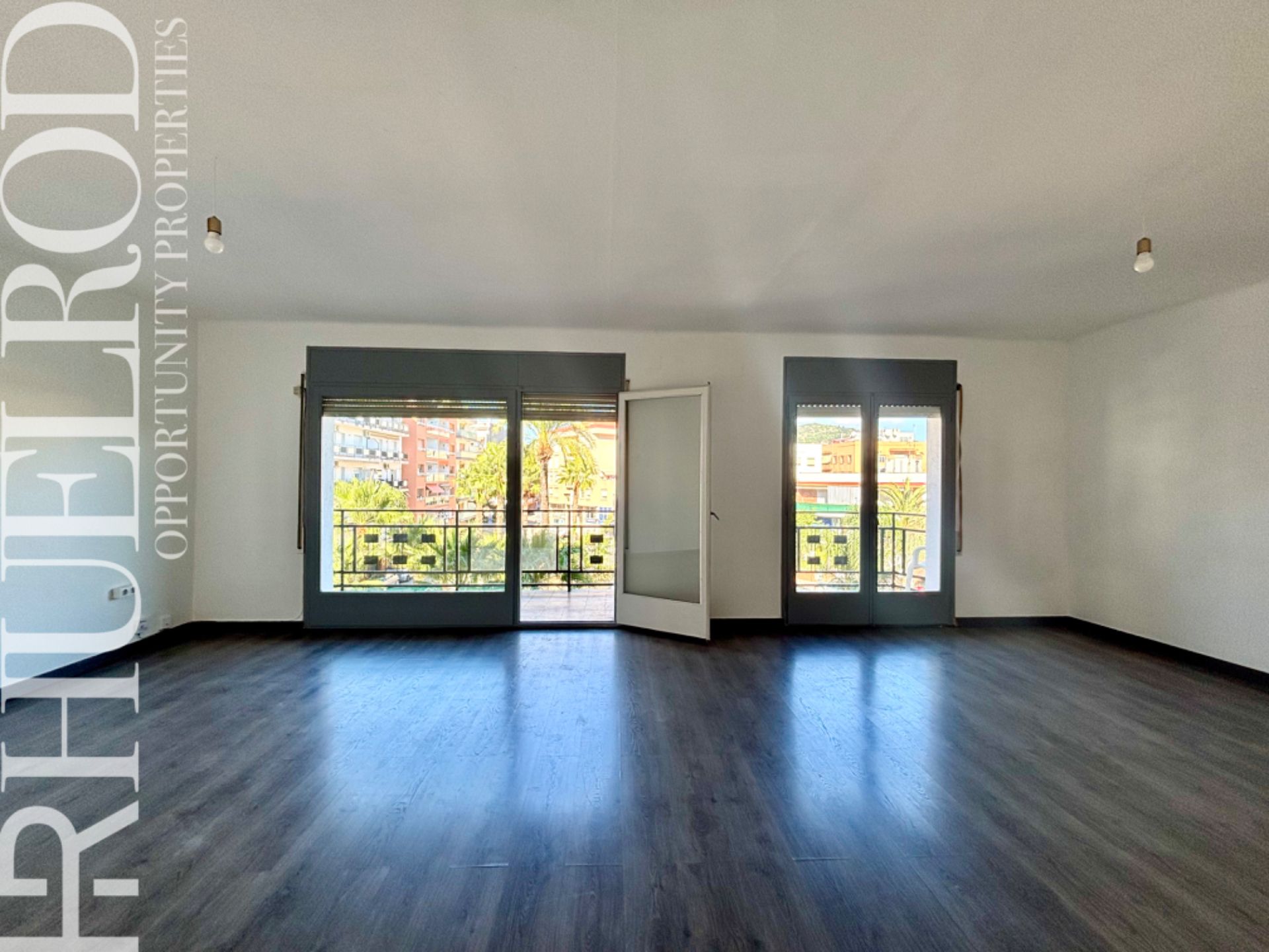Living room of Flat for sale in Pineda de Mar  with Parquet flooring, Oven and Balcony