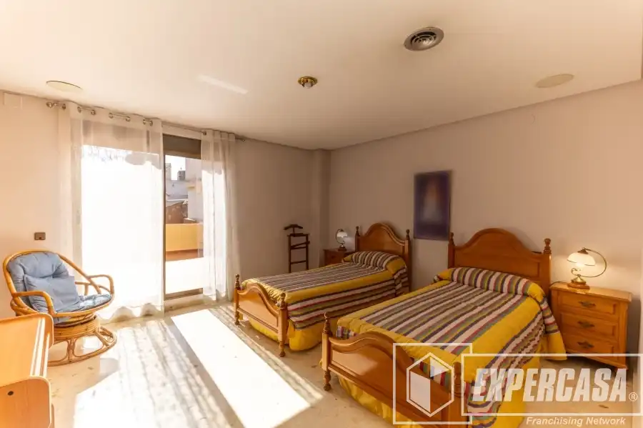 Dormitori de Casa o xalet en venda en Alaquàs amb Aire condicionat, Terrassa i Piscina