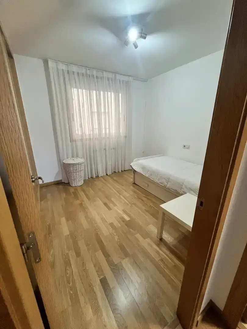 Dormitori de Apartament per a compartir en Oroso amb Parquet, Traster i Moblat