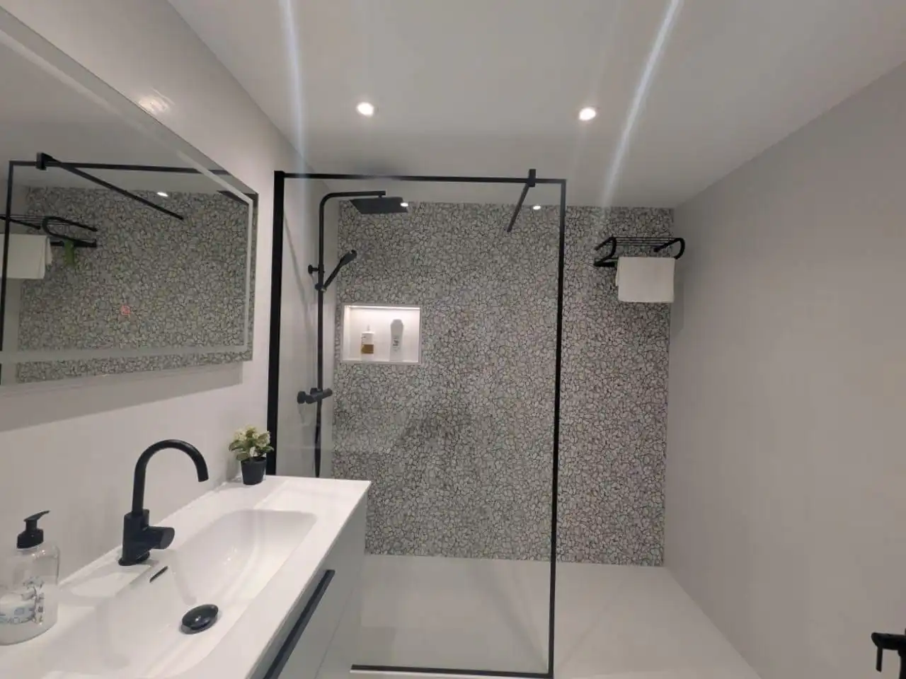 Bathroom of Flat for sale in Córdoba  with Air Conditioner, Terrace and Furnished