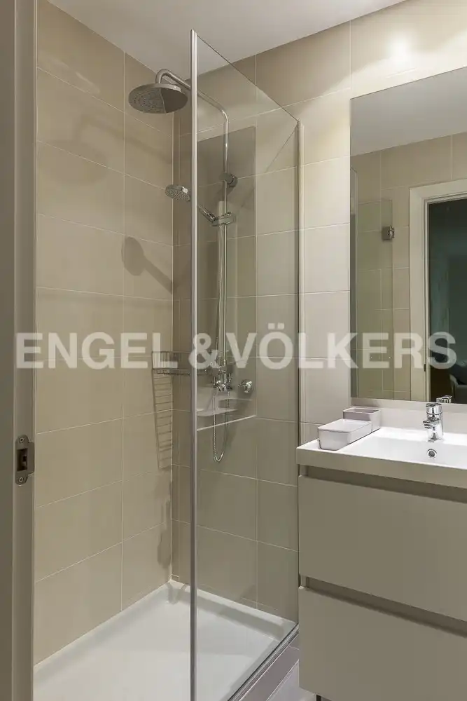 Bathroom of Flat for rent in Madrid  with Air Conditioner, Heating and Private garden