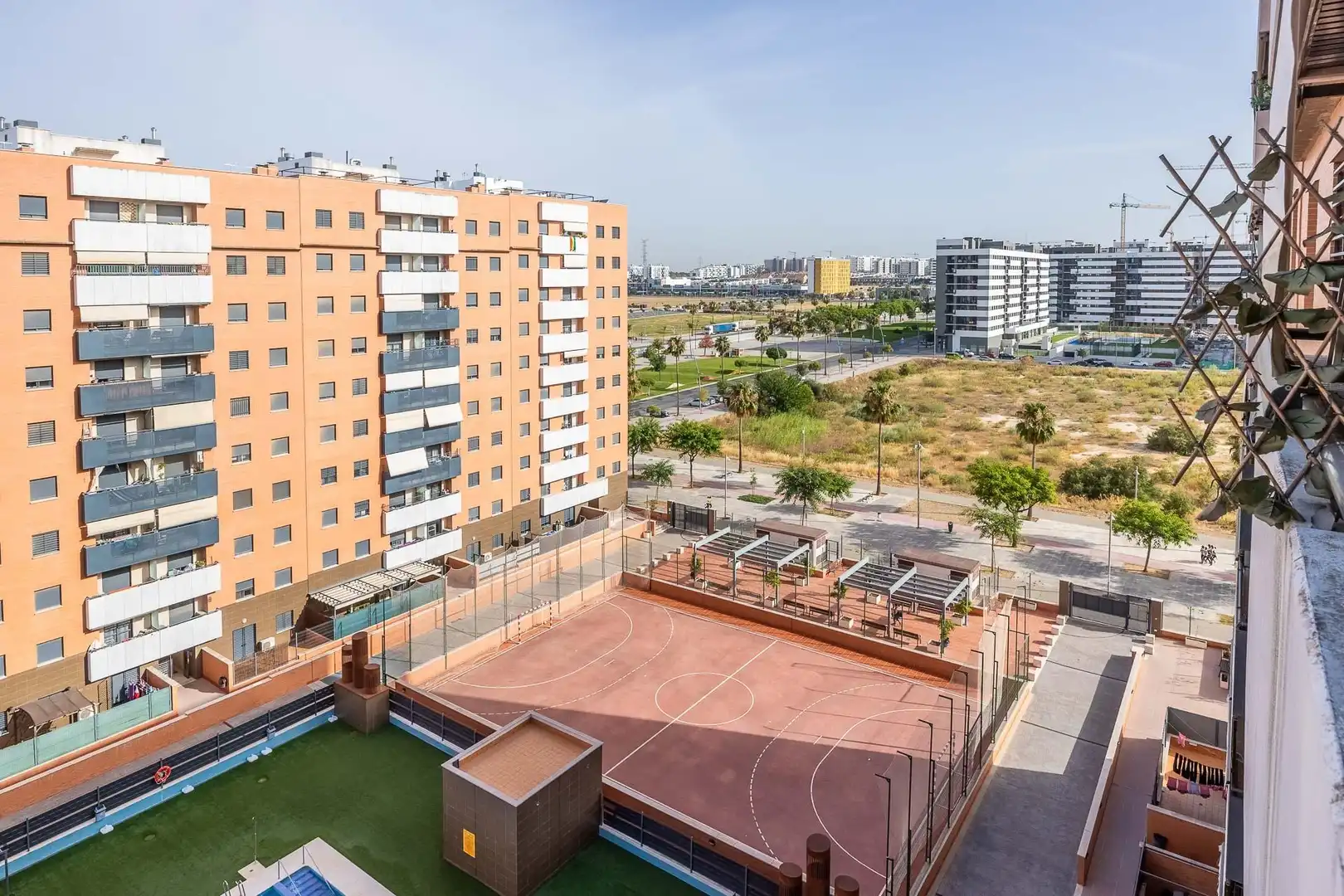 Terrasse von Wohnung zum Verkauf in Dos Hermanas mit Klimaanlage, Terrasse und Abstellraum