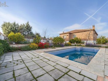 Detached house with balcony for sale in Méntrida