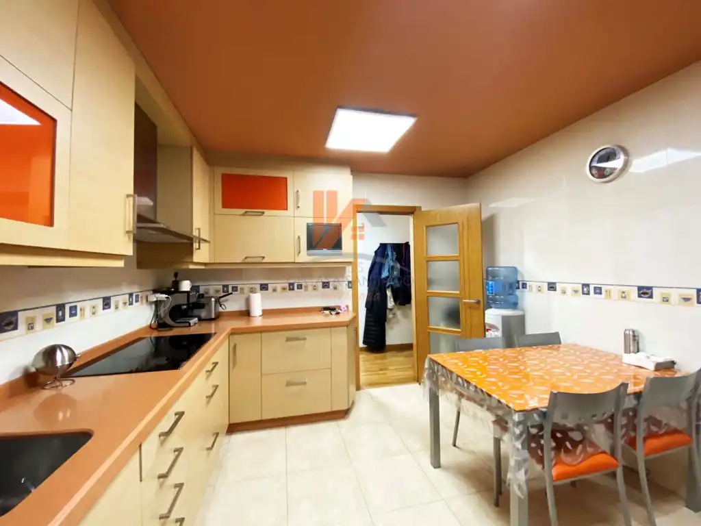 Kitchen of Flat for sale in Ames  with Oven