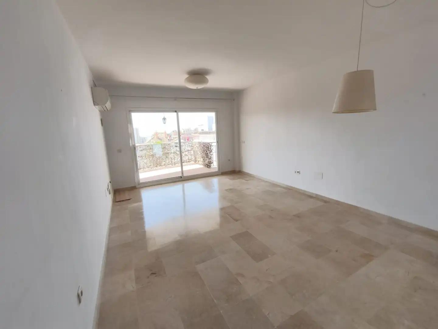 Sala d'estar de Pis en venda en Fuengirola amb Terrassa i Piscina comunitària