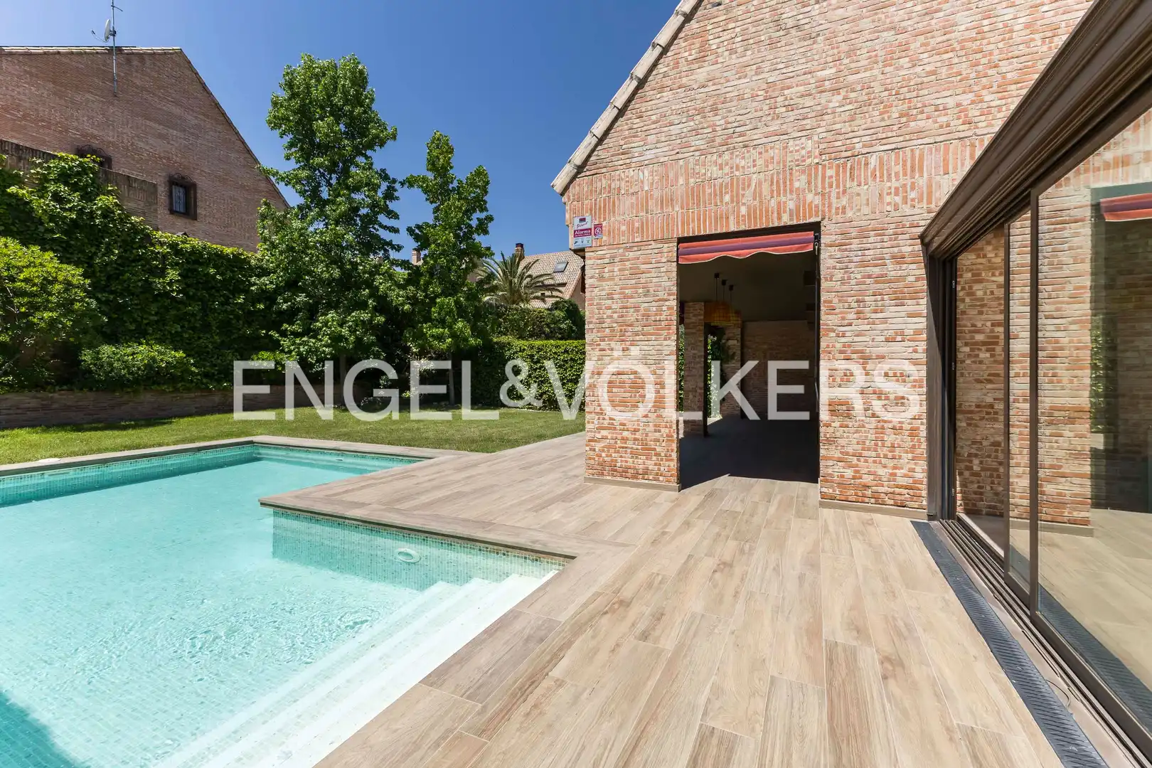 Außenansicht von Einfamilien-Reihenhaus zum Verkauf in Villanueva del Pardillo mit Klimaanlage, Heizung und Privatgarten