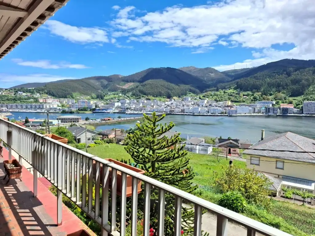 Vista exterior de Casa o xalet en venda en Viveiro amb Calefacció, Jardí privat i Terrassa