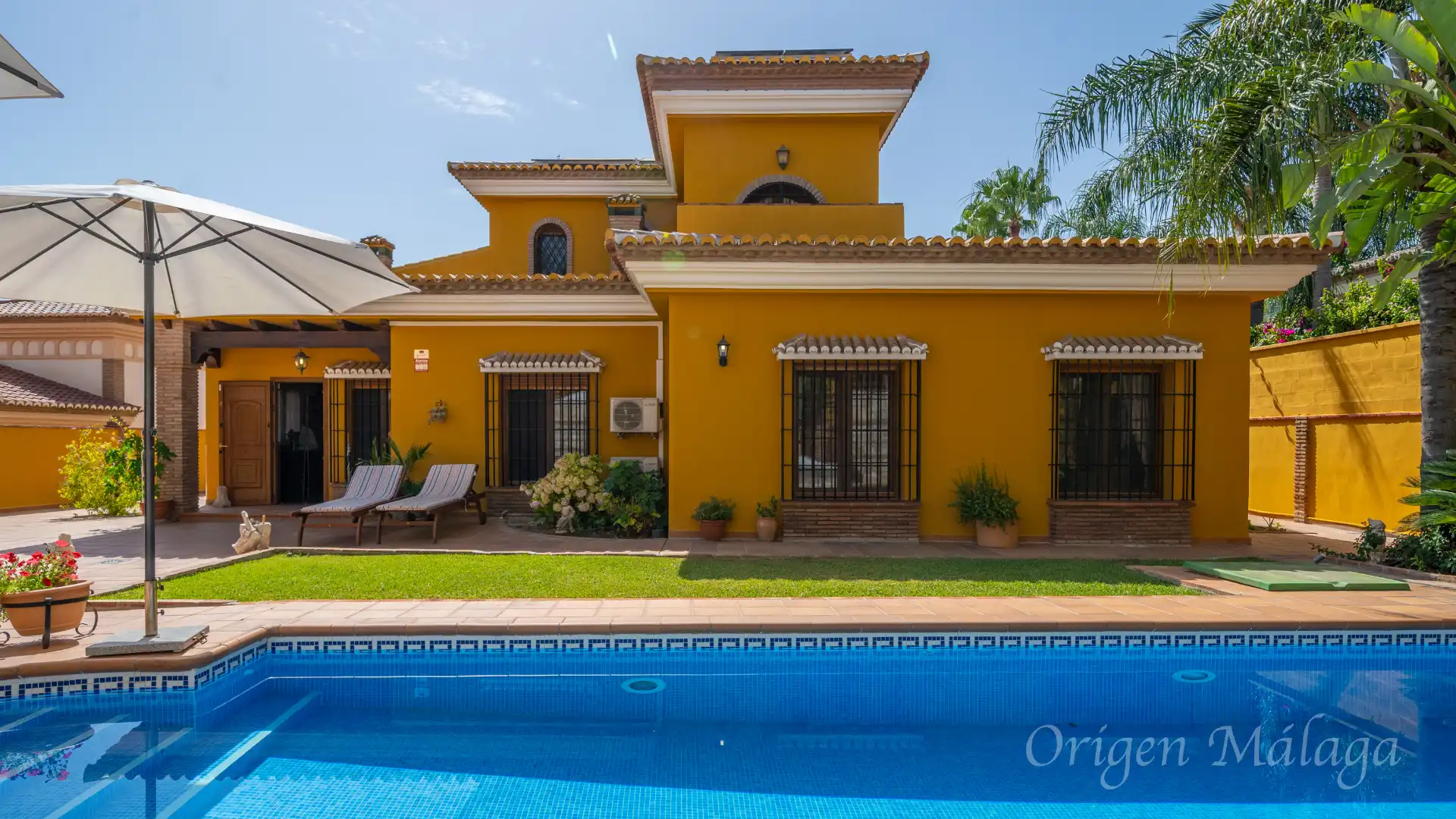 Vista exterior de Casa o chalet en venta en Alhaurín de la Torre con Aire acondicionado, Calefacción y Jardín privado