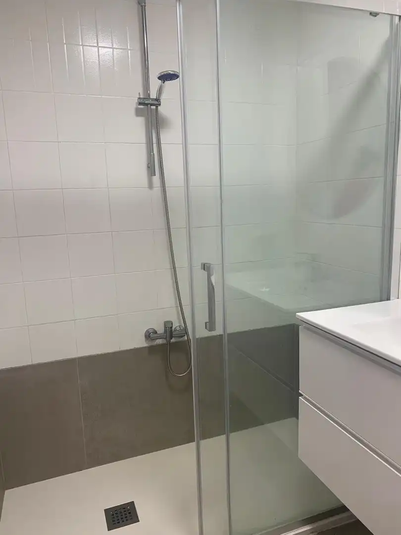 Bathroom of Apartments for rent in Ourense Capital   with Heating, Parquet flooring and Storage room