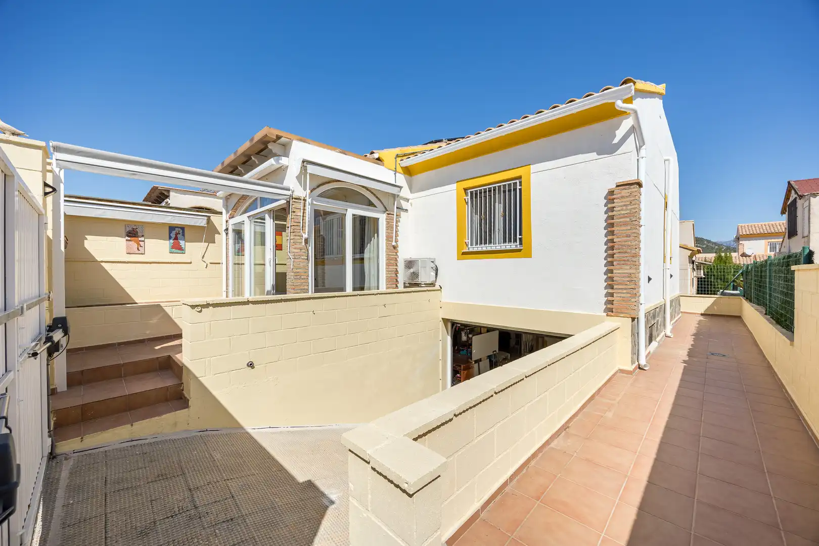Vista exterior de Casa o xalet en venda en Polop amb Traster, Piscina i Piscina comunitària