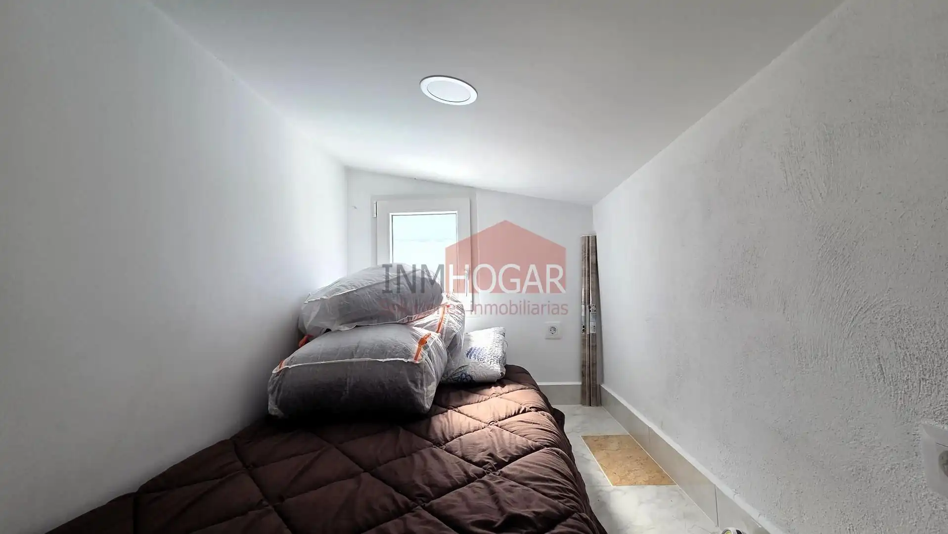 Dormitori de Finca rústica en venda en Burgohondo amb Jardí privat, Piscina i Moblat