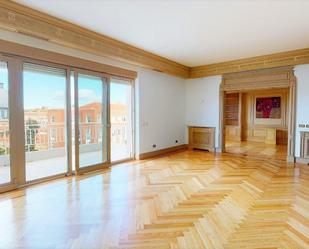 Sala d'estar de Àtic de lloguer en  Madrid Capital amb Aire condicionat, Terrassa i Balcó