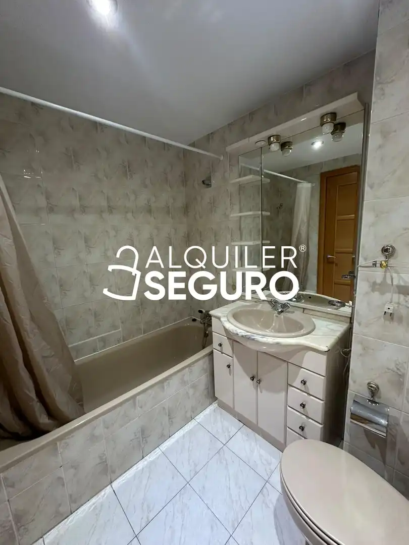 Badezimmer von Wohnung zur Miete in Móstoles mit Klimaanlage, Heizung und Schwimmbad
