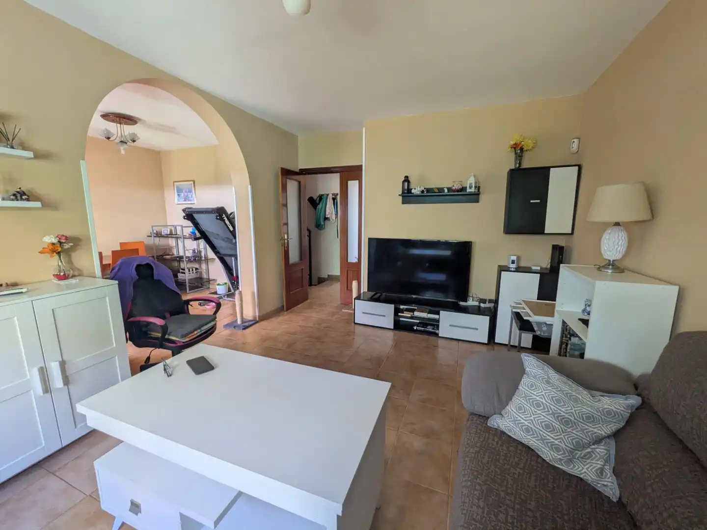 Sala d'estar de Casa adosada en venda en Villalbilla amb Piscina comunitària