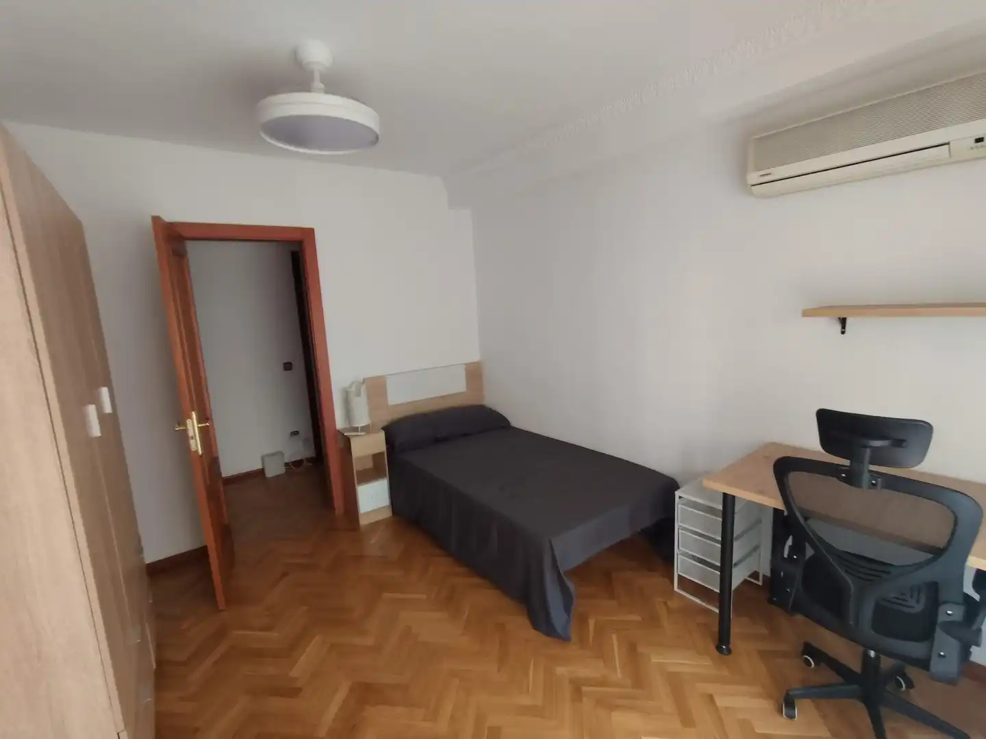 Bedroom of Flat for share in Leganés  with Heating, Parquet flooring and Terrace