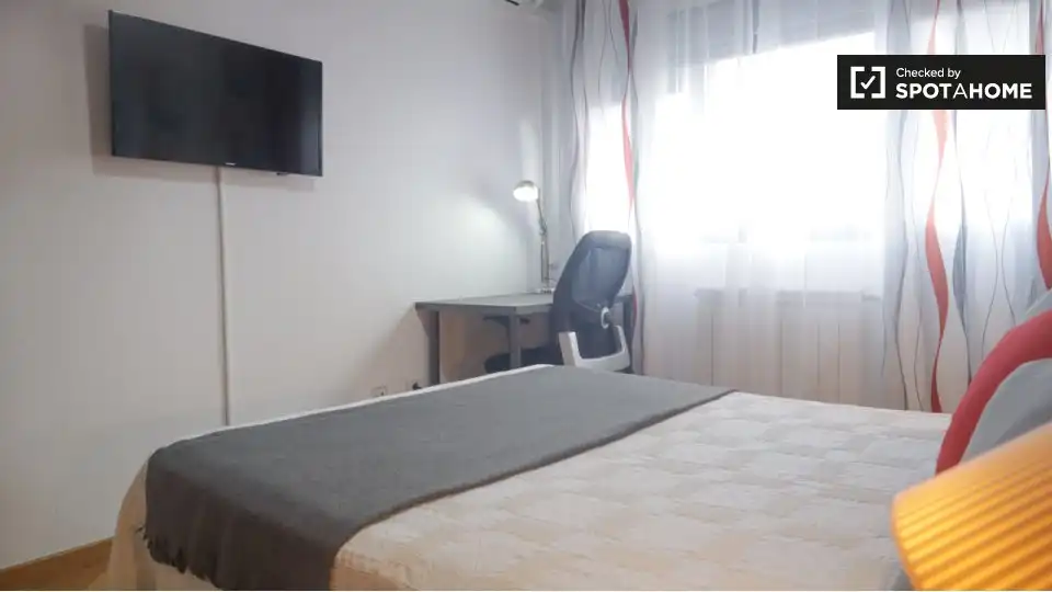 Bedroom of Flat for rent in Madrid  with Air Conditioner, Heating and Furnished