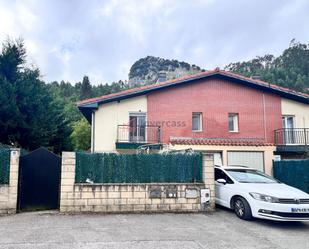 Vista exterior de Casa o xalet en venda en Castro-Urdiales amb Terrassa i Balcó