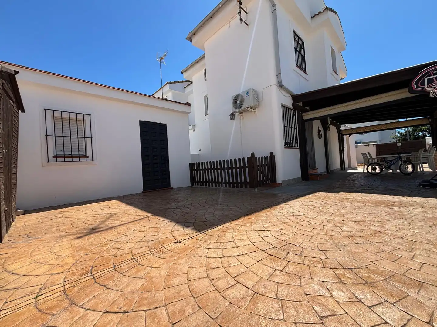 Vista exterior de Casa o chalet en venta en Almonte con Aire acondicionado, Jardín privado y Terraza