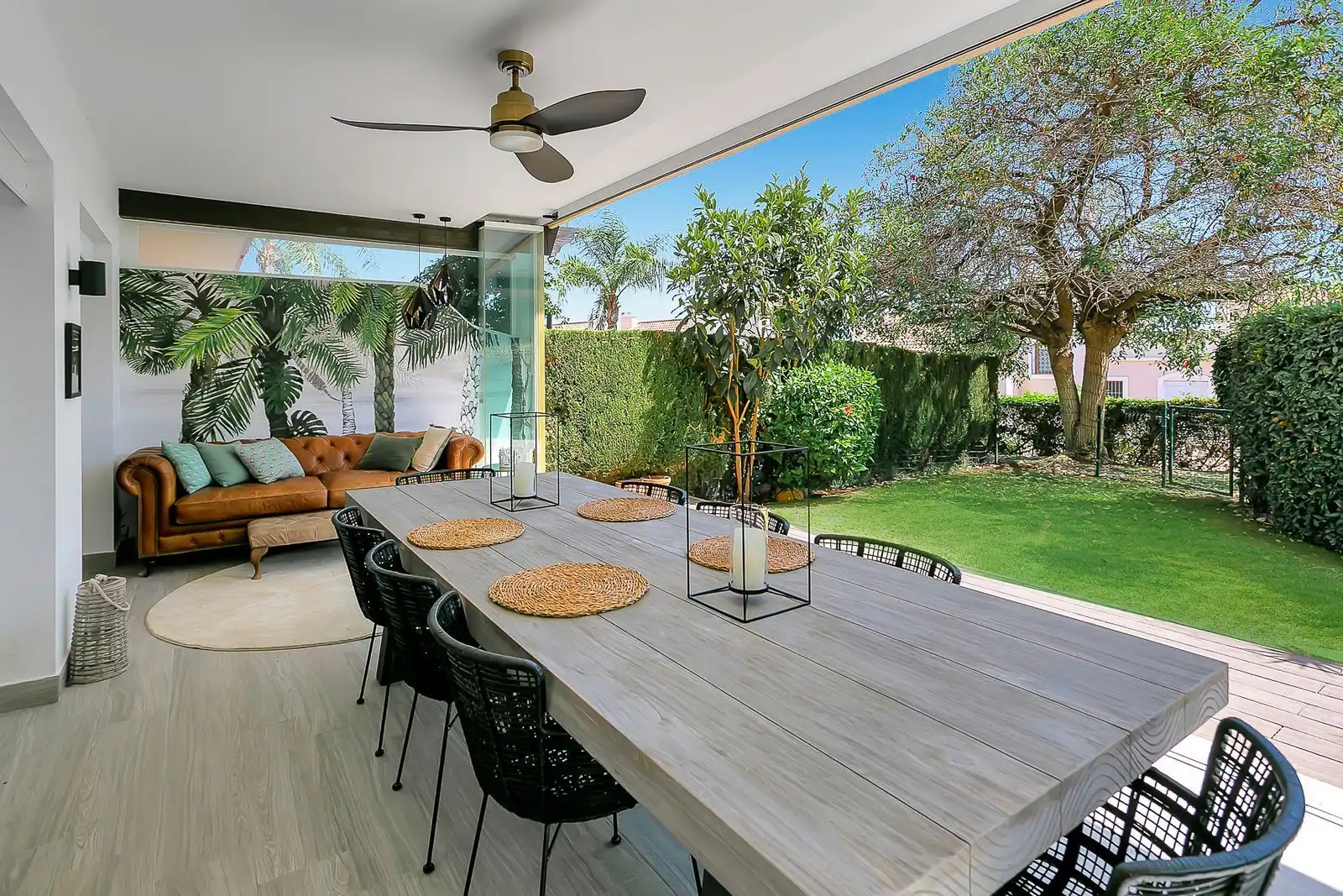 Terrasse von Einfamilien-Reihenhaus zum Verkauf in Estepona mit Privatgarten, Terrasse und Möbliert