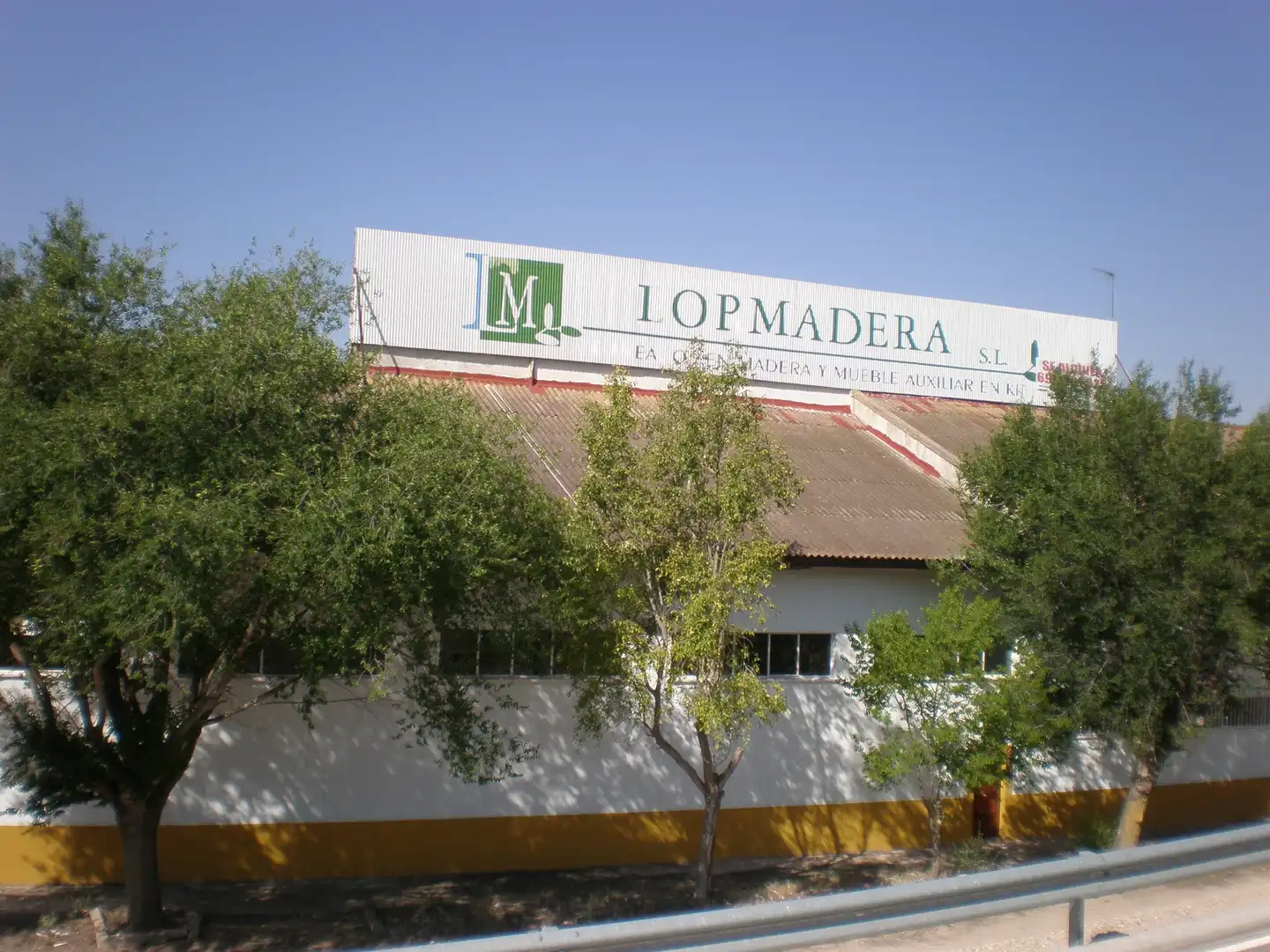 Vista exterior de Nave industrial en venta en La Gineta