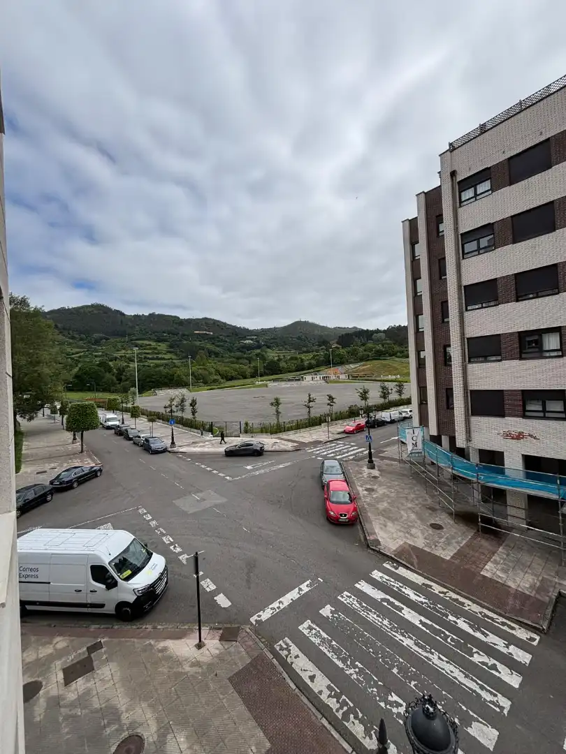 Parking de Piso en venta en Oviedo  con Calefacción, Parquet y Trastero