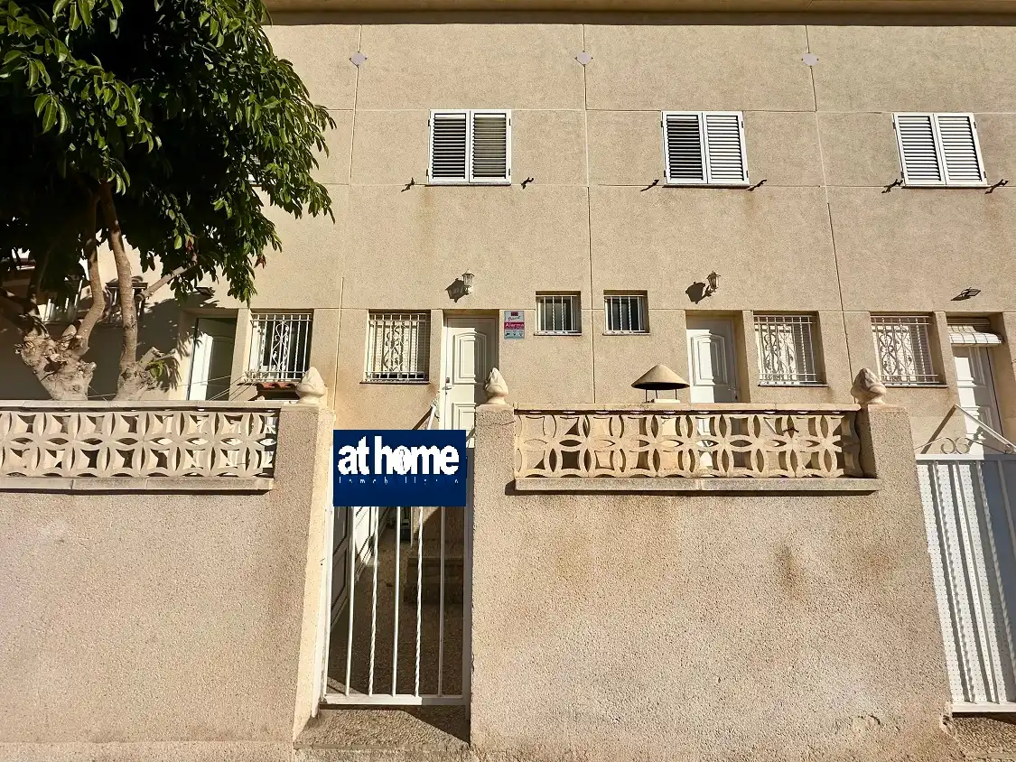 Vista exterior de Casa adosada en venda en Santa Pola amb Aire condicionat, Jardí privat i Terrassa