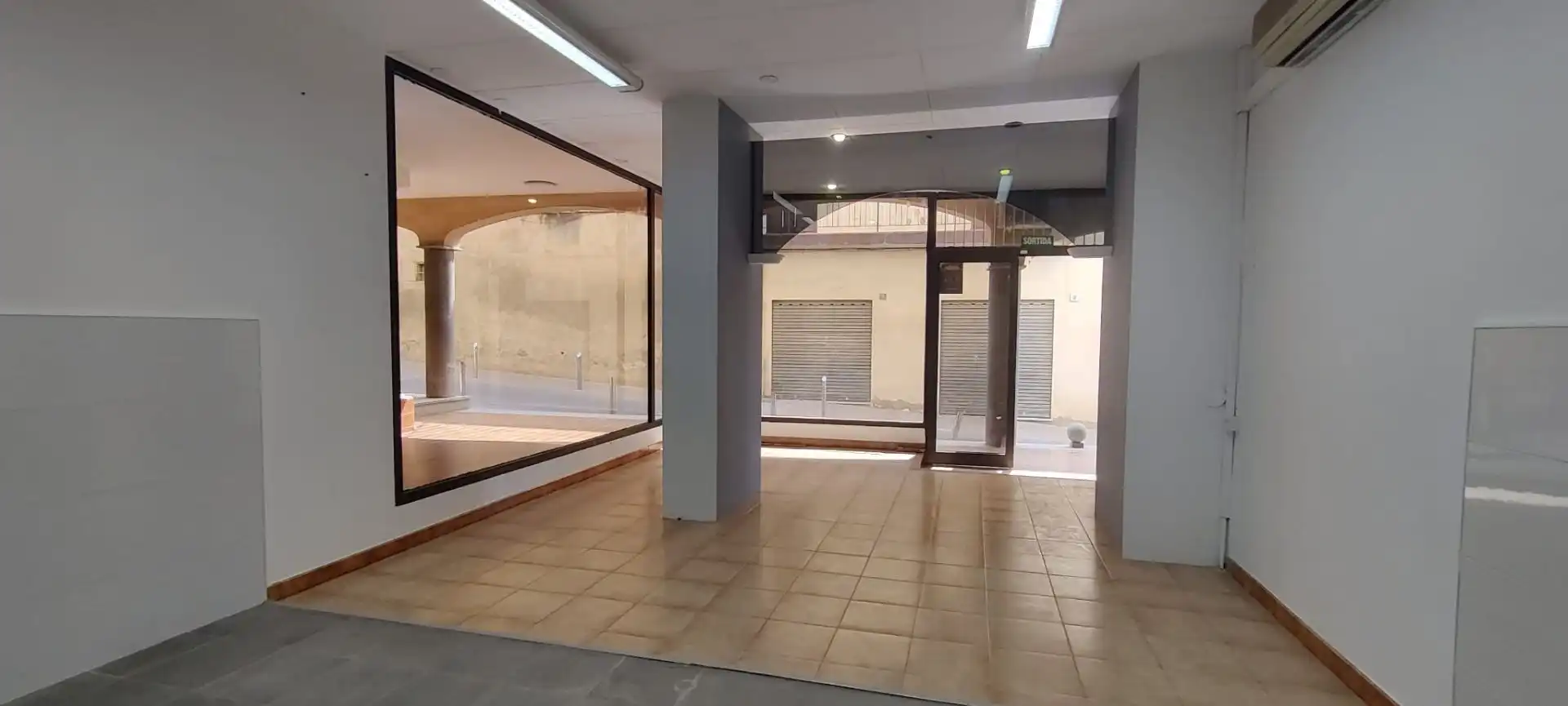 Local comercial en venta en Poble, imagen 2