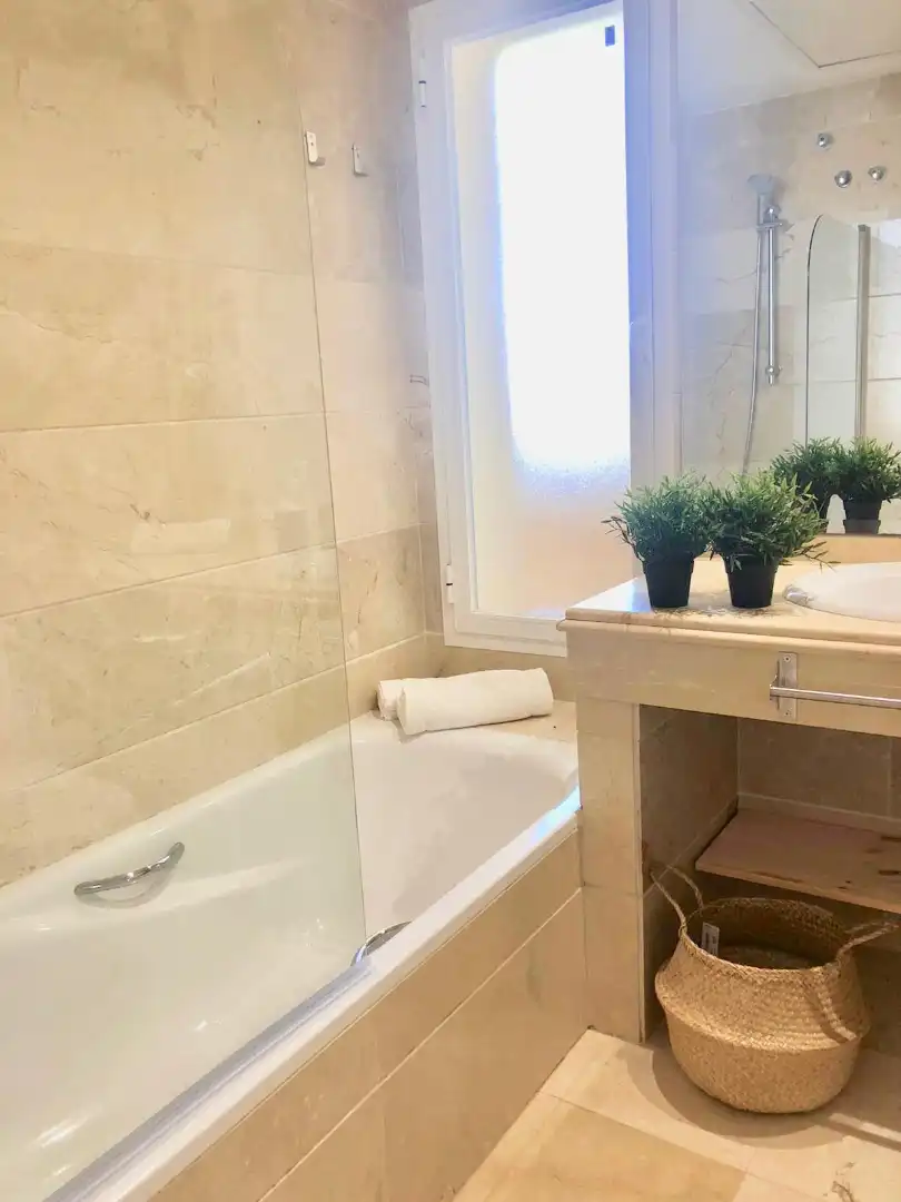Badezimmer von Wohnung zum Verkauf in Marbella mit Klimaanlage, Terrasse und Möbliert