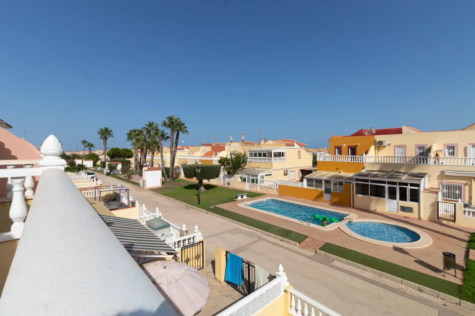 Vista exterior de Casa adosada en venda en Orihuela amb Aire condicionat, Calefacció i Terrassa