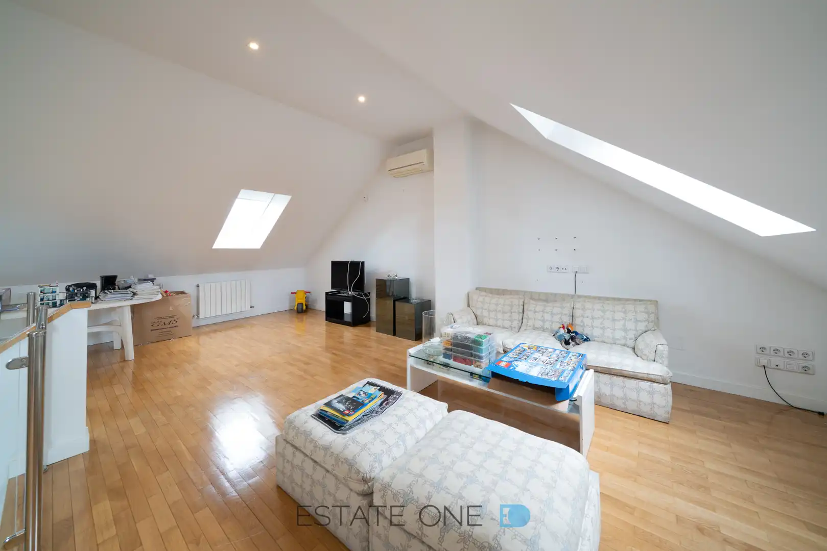 Sala de estar de Casa adosada en venta en Madrid con Aire acondicionado, Calefacción y Jardín privado