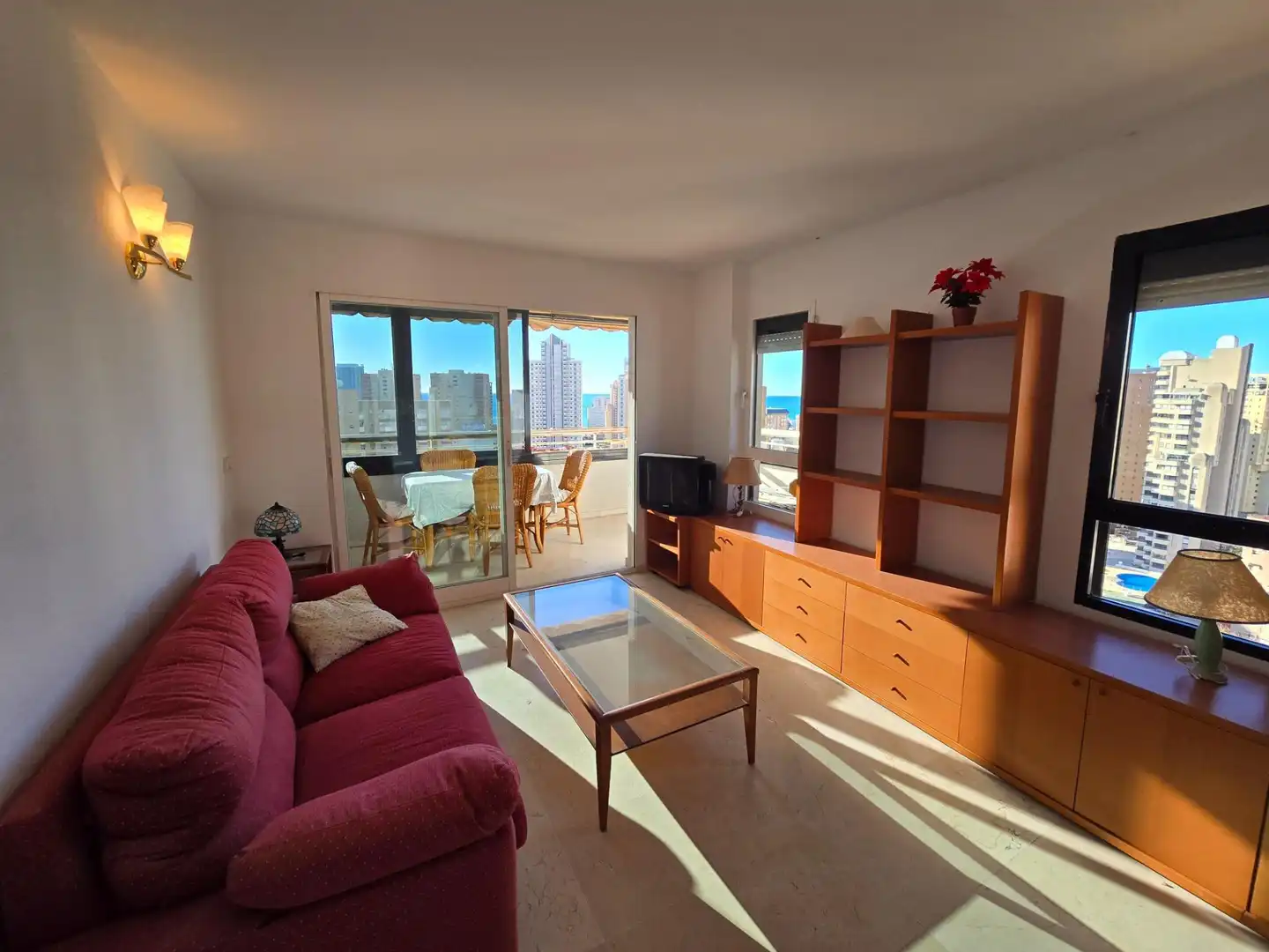 Sala de estar de Apartamento en venta en Benidorm con Amueblado y Piscina comunitaria