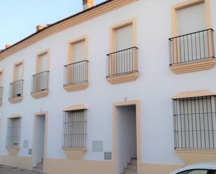 Vista exterior de Casa adosada en venda en San Bartolomé de la Torre amb Jardí privat, Terrassa i Traster