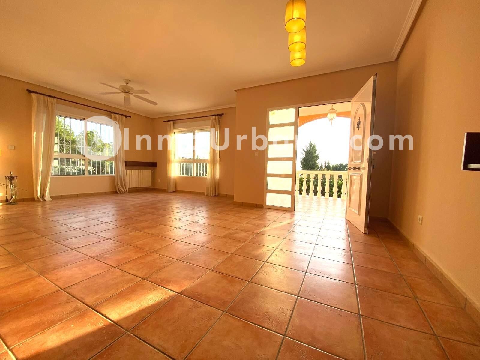 Sala d'estar de Casa o xalet en venda en Busot amb Calefacció, Jardí privat i Terrassa