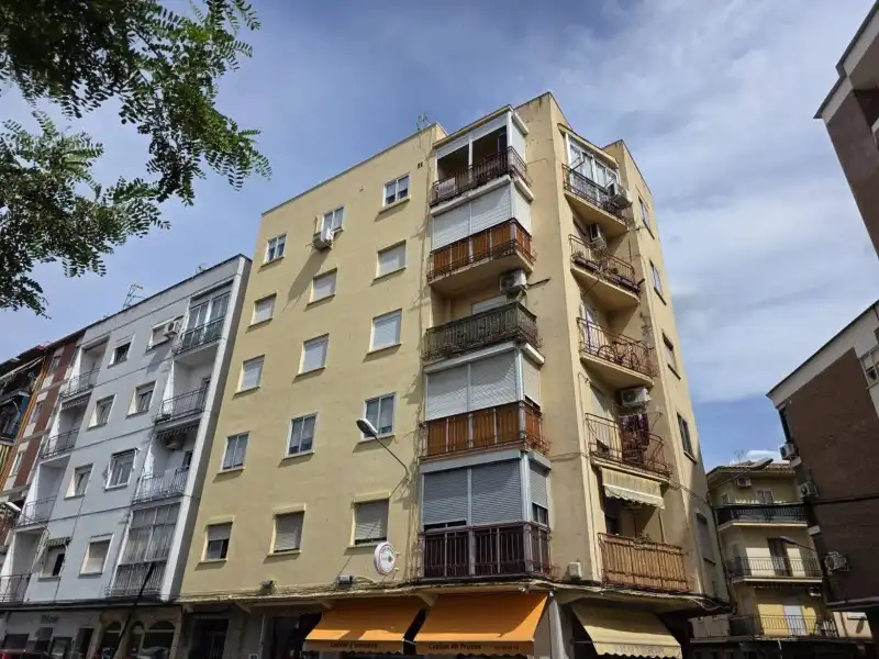 Außenansicht von Wohnung zum Verkauf in Plasencia mit Privatgarten, Terrasse und Abstellraum