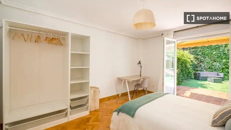 Bedroom of Flat for rent in Madrid  with Air Conditioner, Heating and Furnished