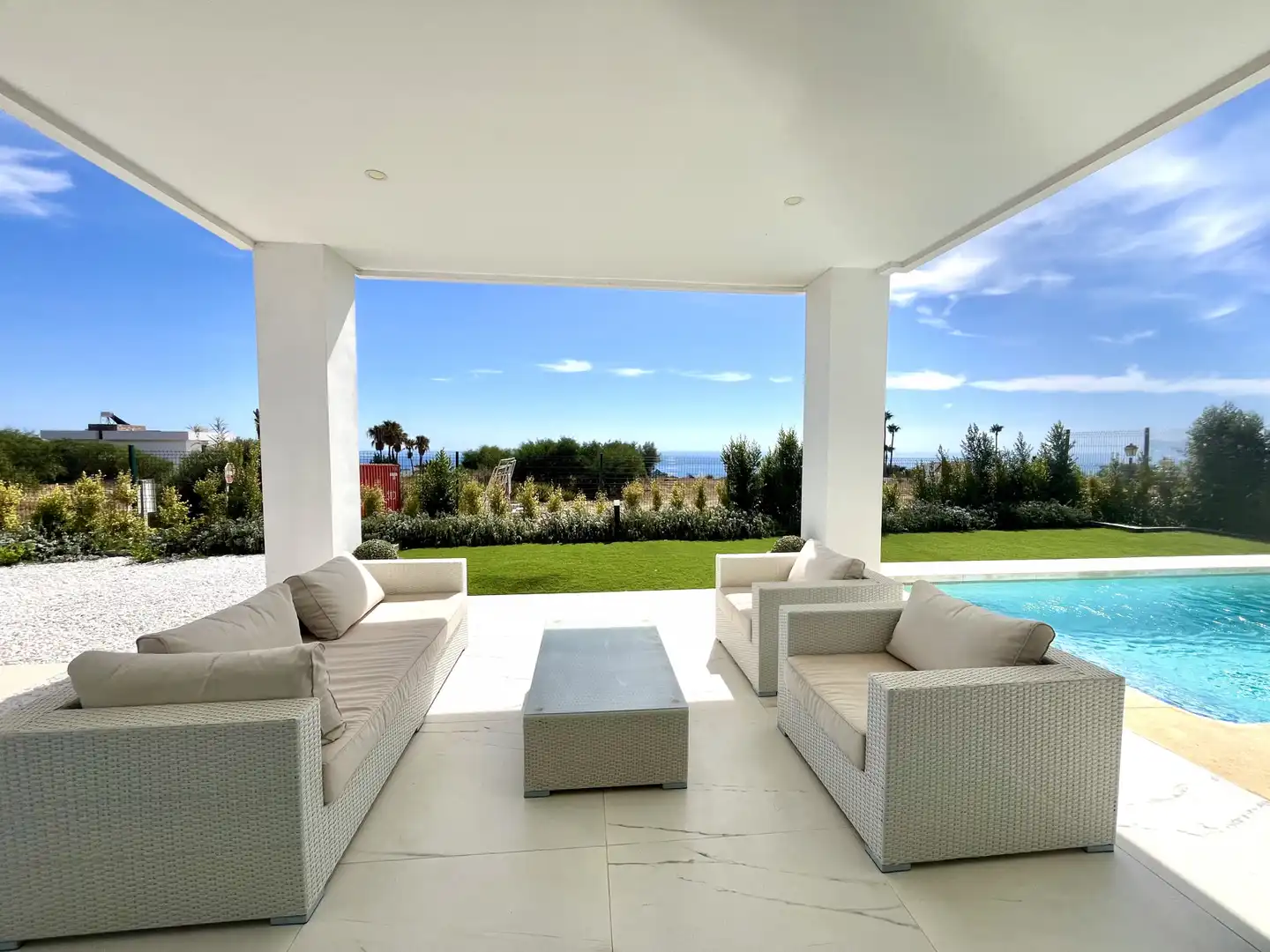 Terrassa de Casa o xalet en venda en Manilva amb Aire condicionat, Jardí privat i Terrassa