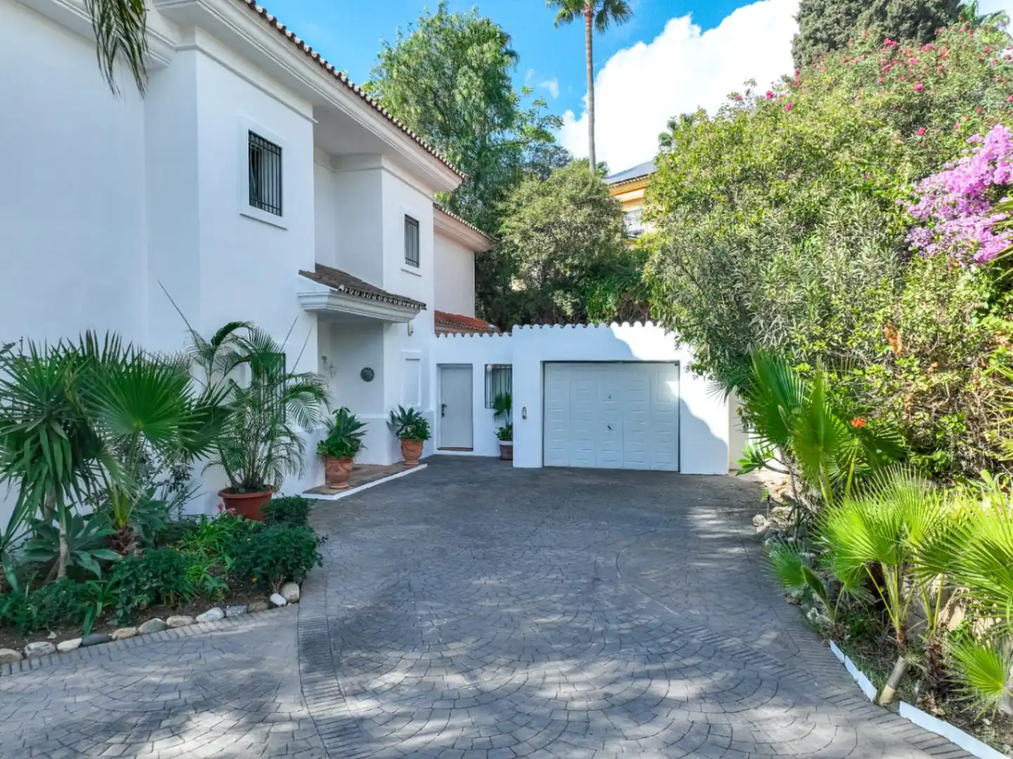 Vista exterior de Casa o xalet en venda en Marbella amb Aire condicionat, Calefacció i Jardí privat