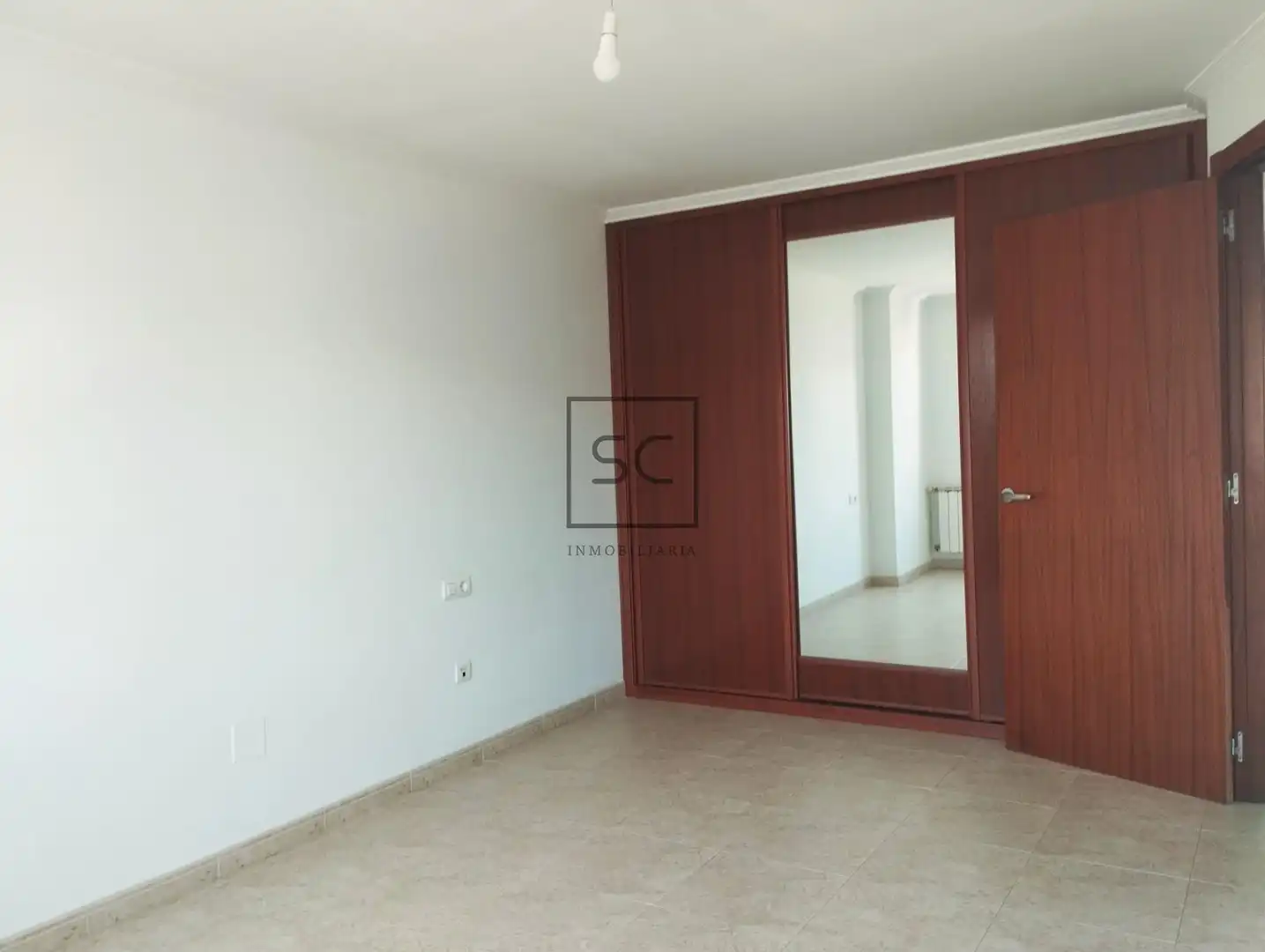 Schlafzimmer von Wohnung zur Miete in Narón mit Heizung und Balkon
