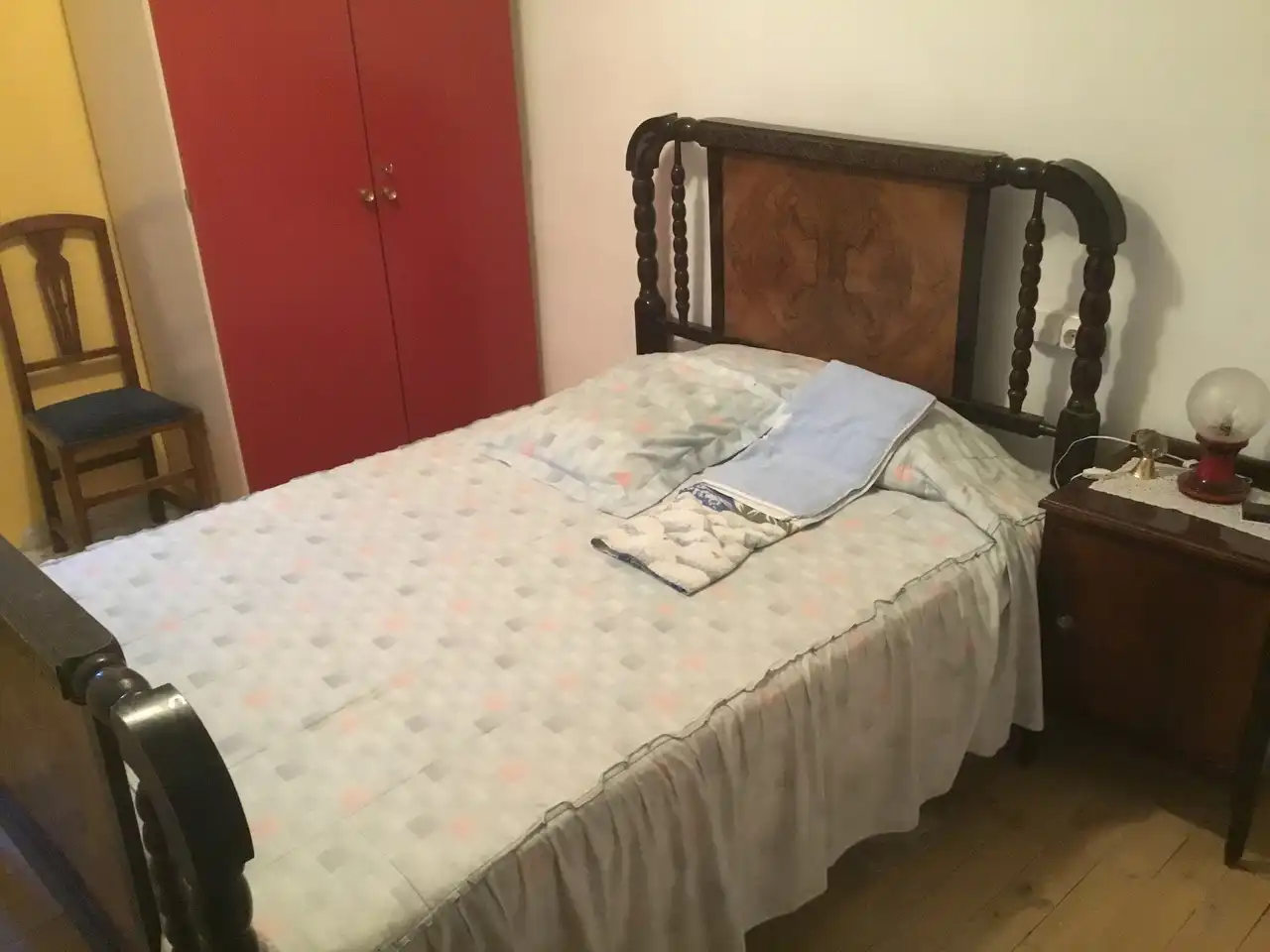 Dormitori de Casa adosada en venda en Villamayor de los Montes amb Calefacció, Parquet i Moblat